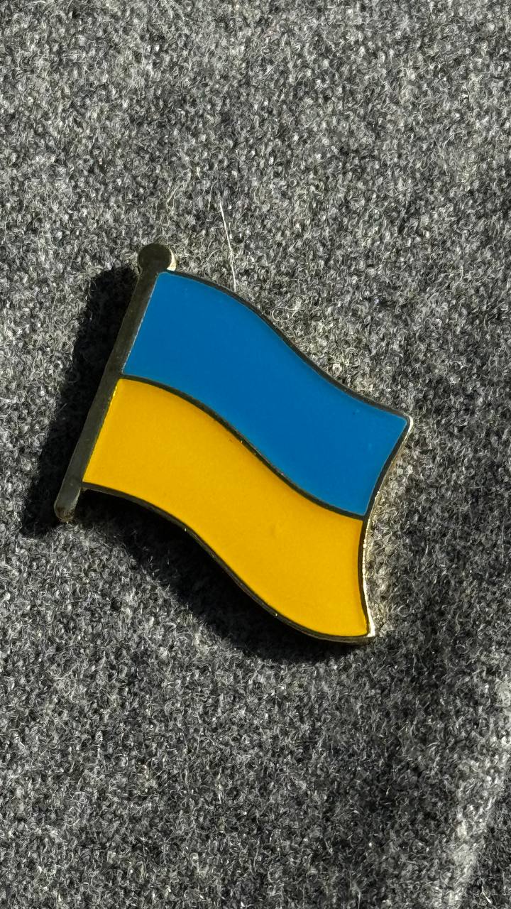 A pin with the Ukrainian flag color