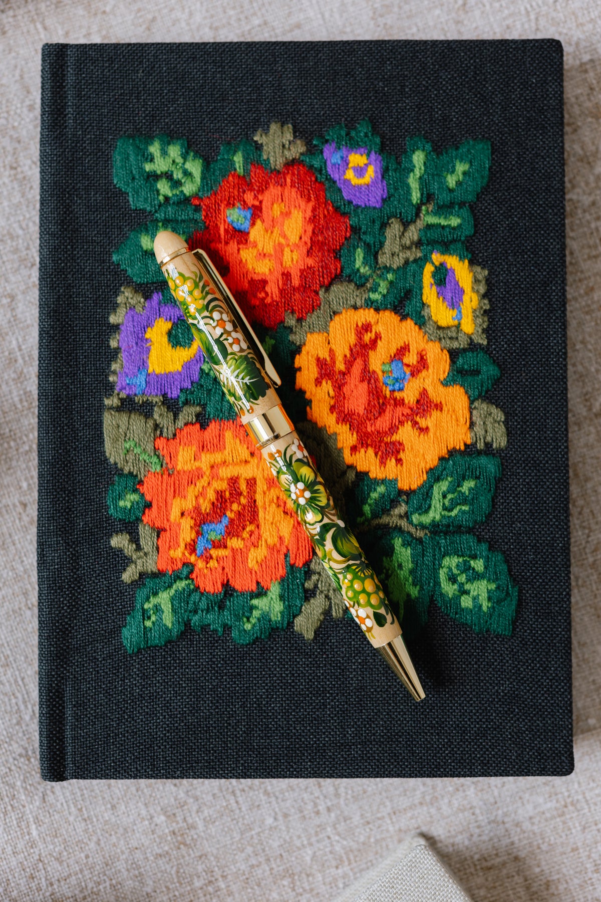 Hand-painted Petrykivka Art Pen, Viburnum Floral Design, Ukrainian Souvenir