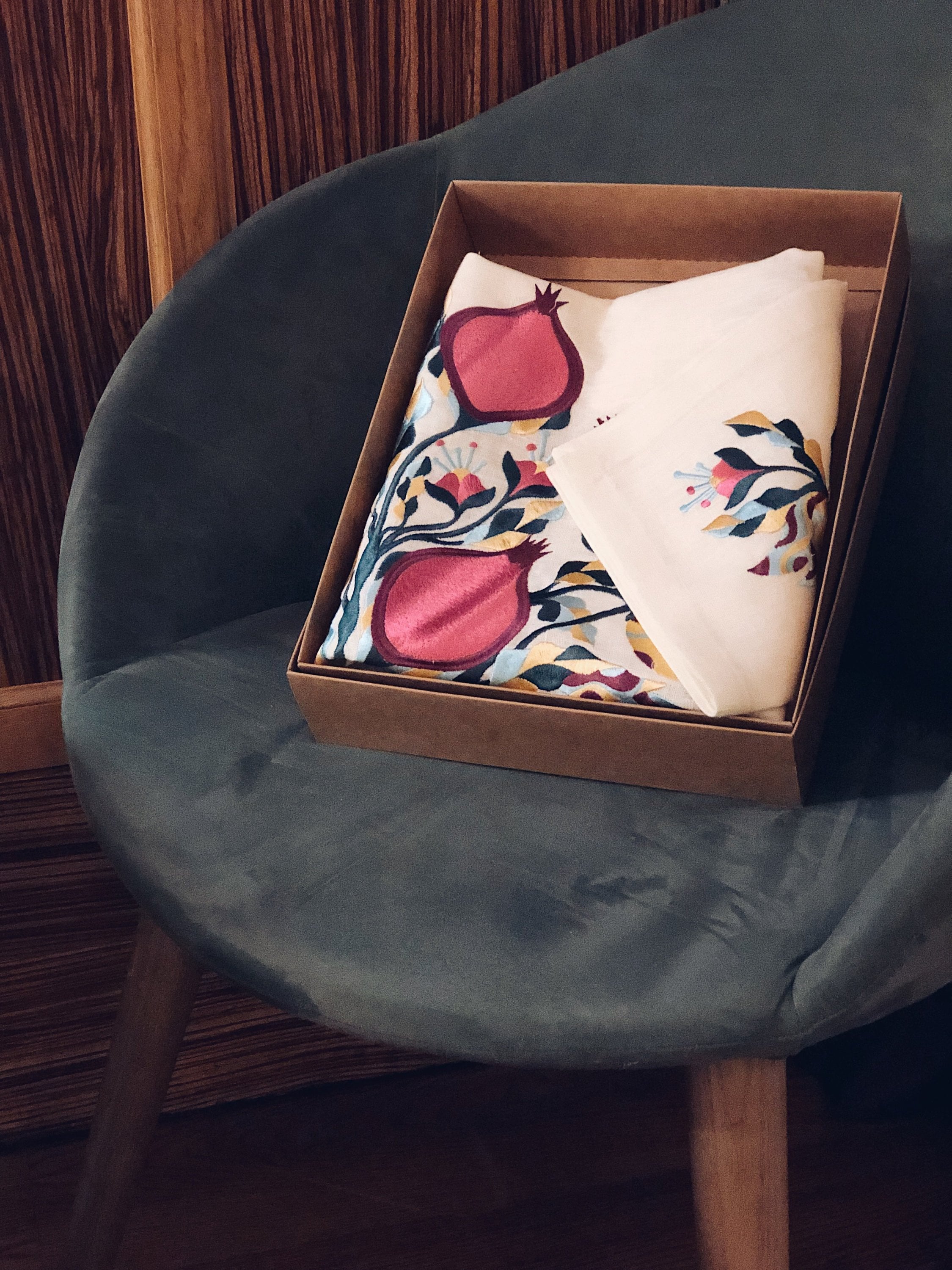 SET! Linen Table Runner 120x40 cm & 4 Embroidered Napkins 40x40 cm - Ukrainian Tableware