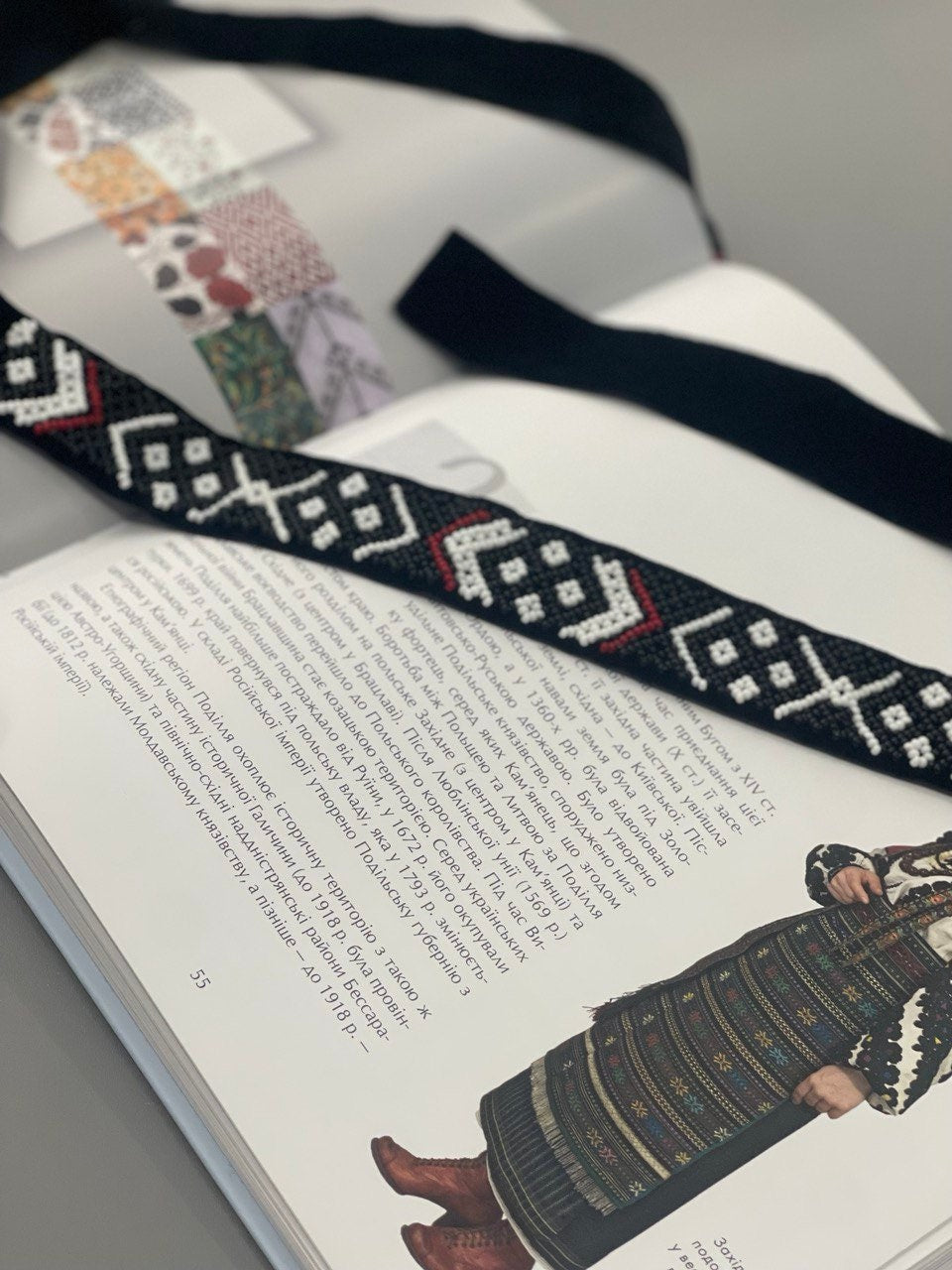 Ukrainian Beaded Choker Necklace - Lesya Ukrainka Stripe Geometric Pattern SYLYANKA, Handmade in Czech Republic