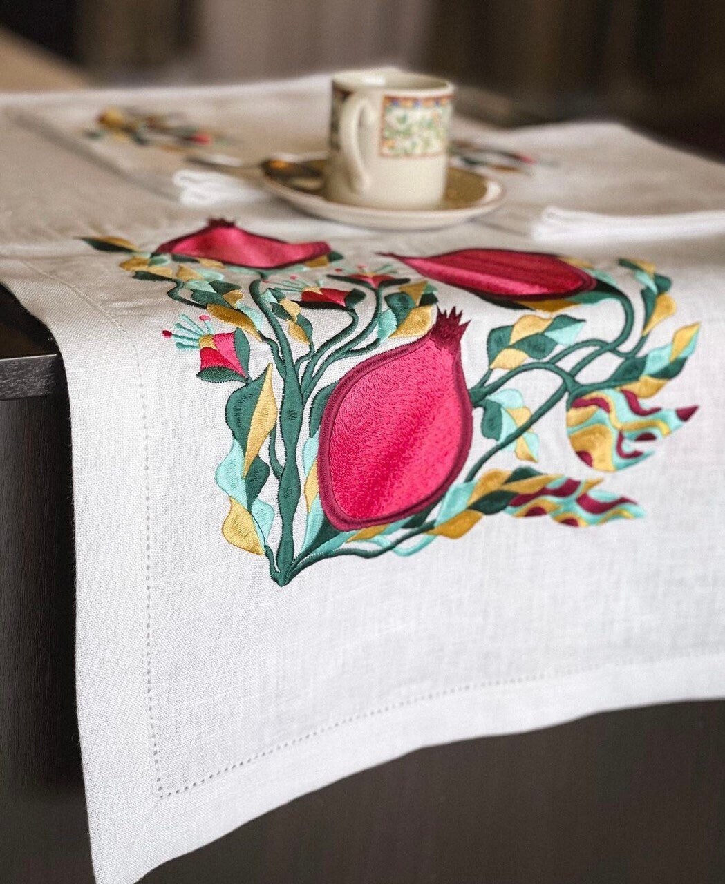 SET! Linen Table Runner 120x40 cm & 4 Embroidered Napkins 40x40 cm - Ukrainian Tableware