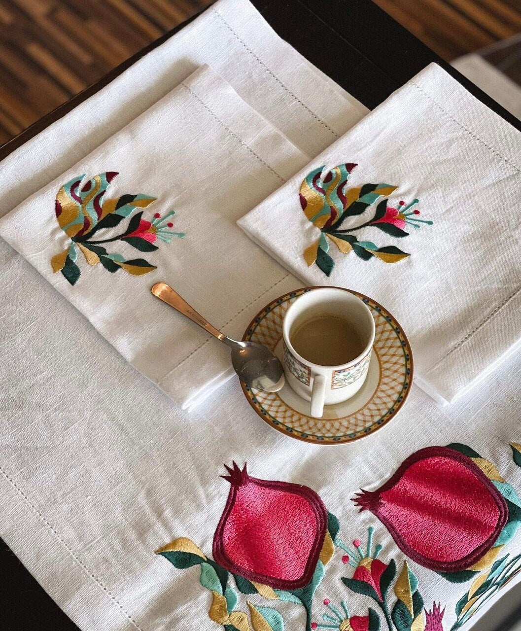SET! Linen Table Runner 120x40 cm & 4 Embroidered Napkins 40x40 cm - Ukrainian Tableware