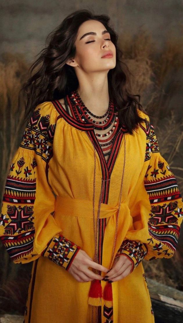 Ukrainian Traditional Red and Green Ceramic Necklace with Antique Fireplace Beads