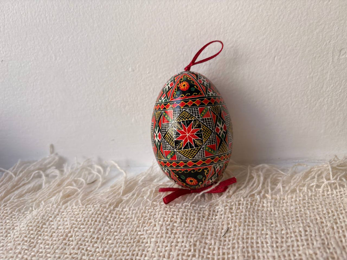 Uovo d'oca pysanka ucraino artigianale per la tradizione pasquale