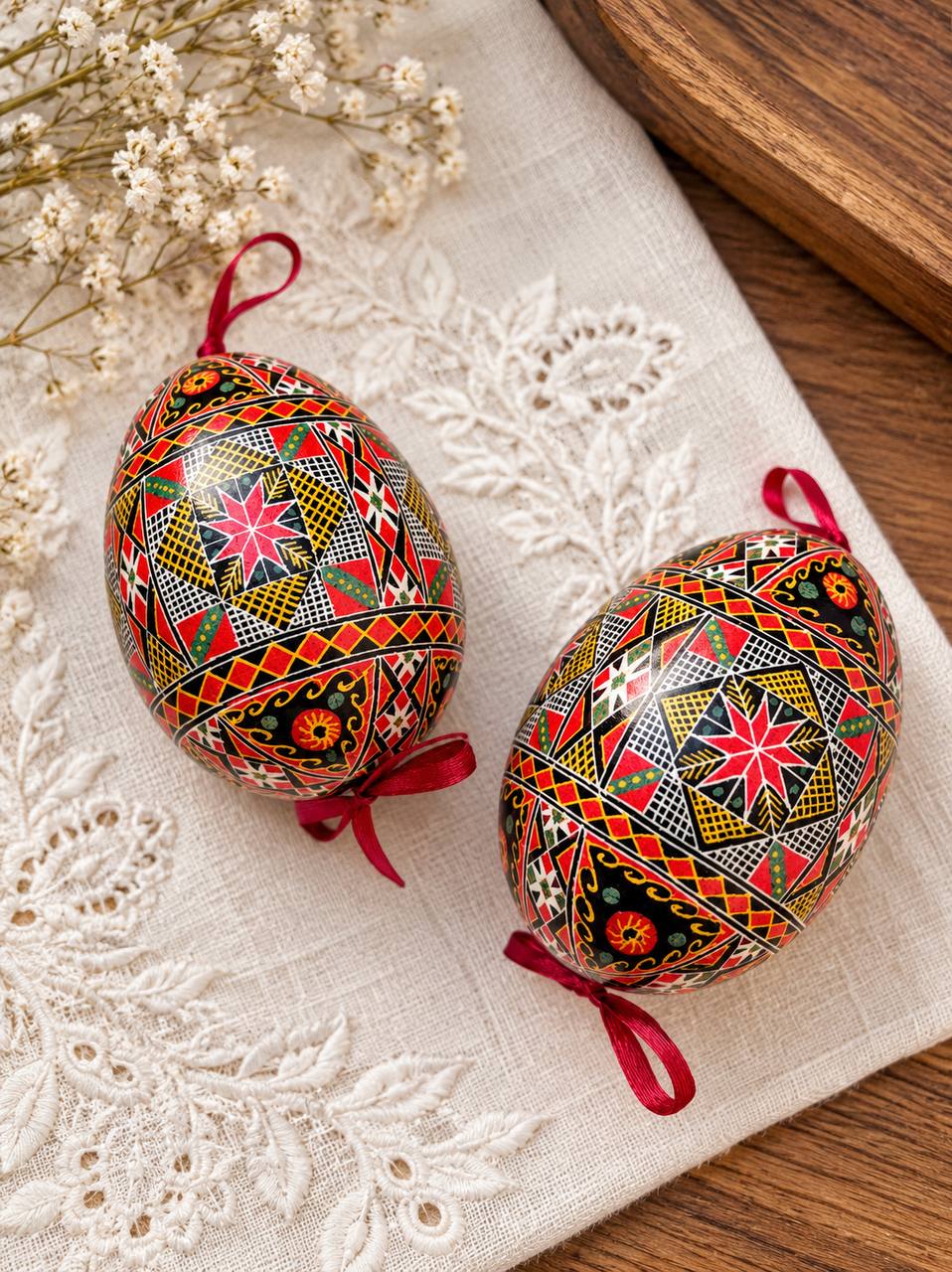 Uovo d'oca pysanka ucraino artigianale per la tradizione pasquale