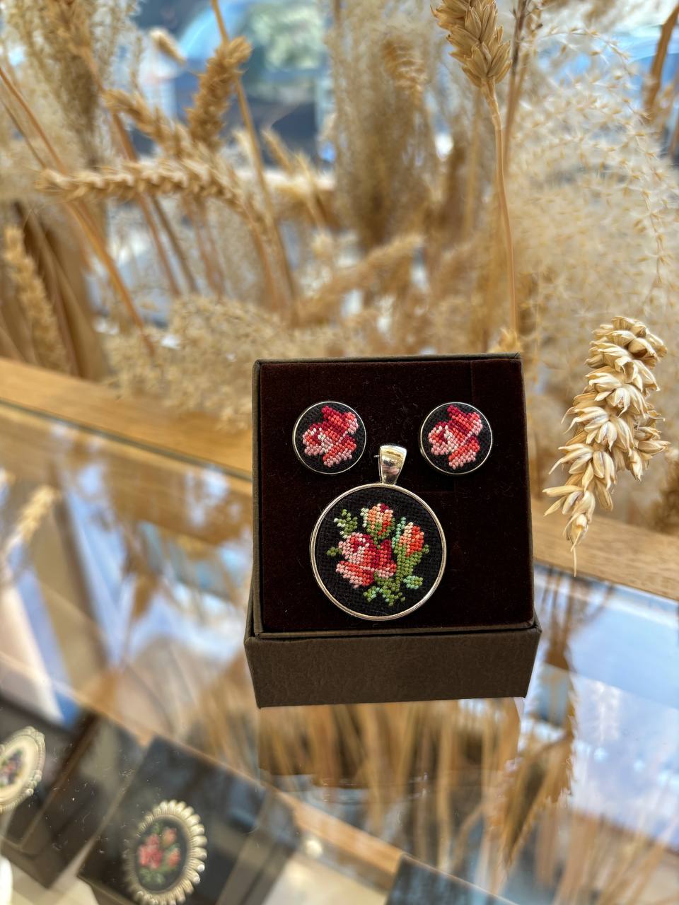 Bestickte Ohrringe und Anhänger Set für Damen - Handgefertigter Osterschmuck