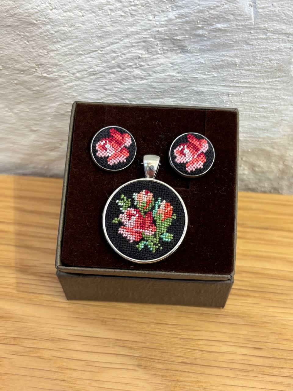 Bestickte Ohrringe und Anhänger Set für Damen - Handgefertigter Osterschmuck