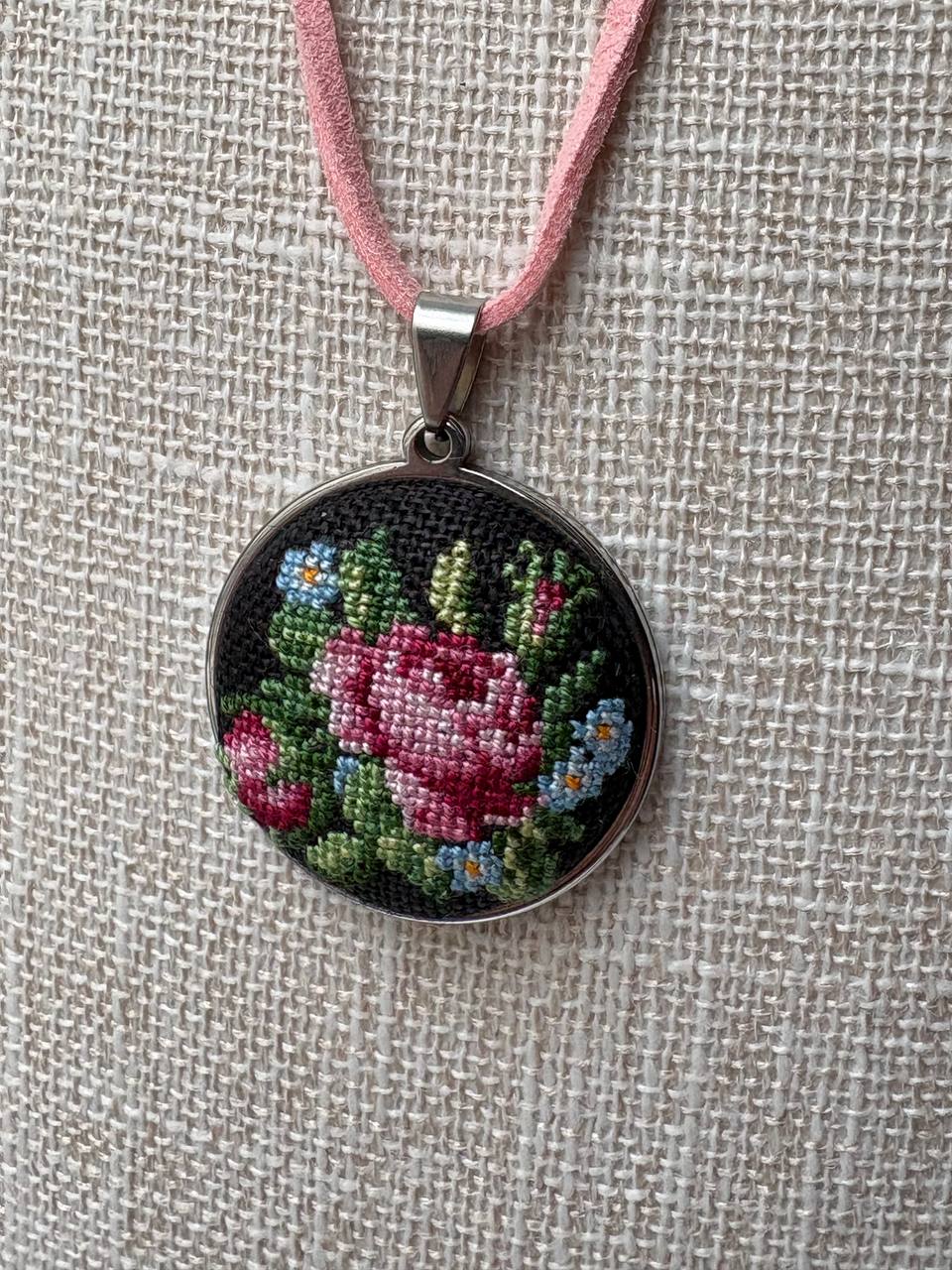 Collana ricamata con ciondolo - Gioiello artigianale da donna
