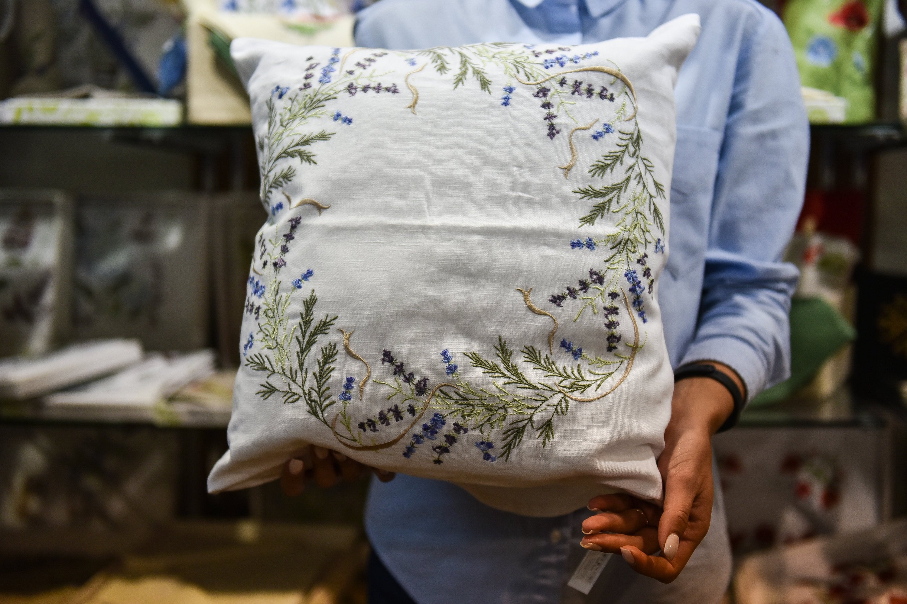 Embroidered Linen Pillowcase 40x40 cm - Floral Home Decor with Bright Embroidery