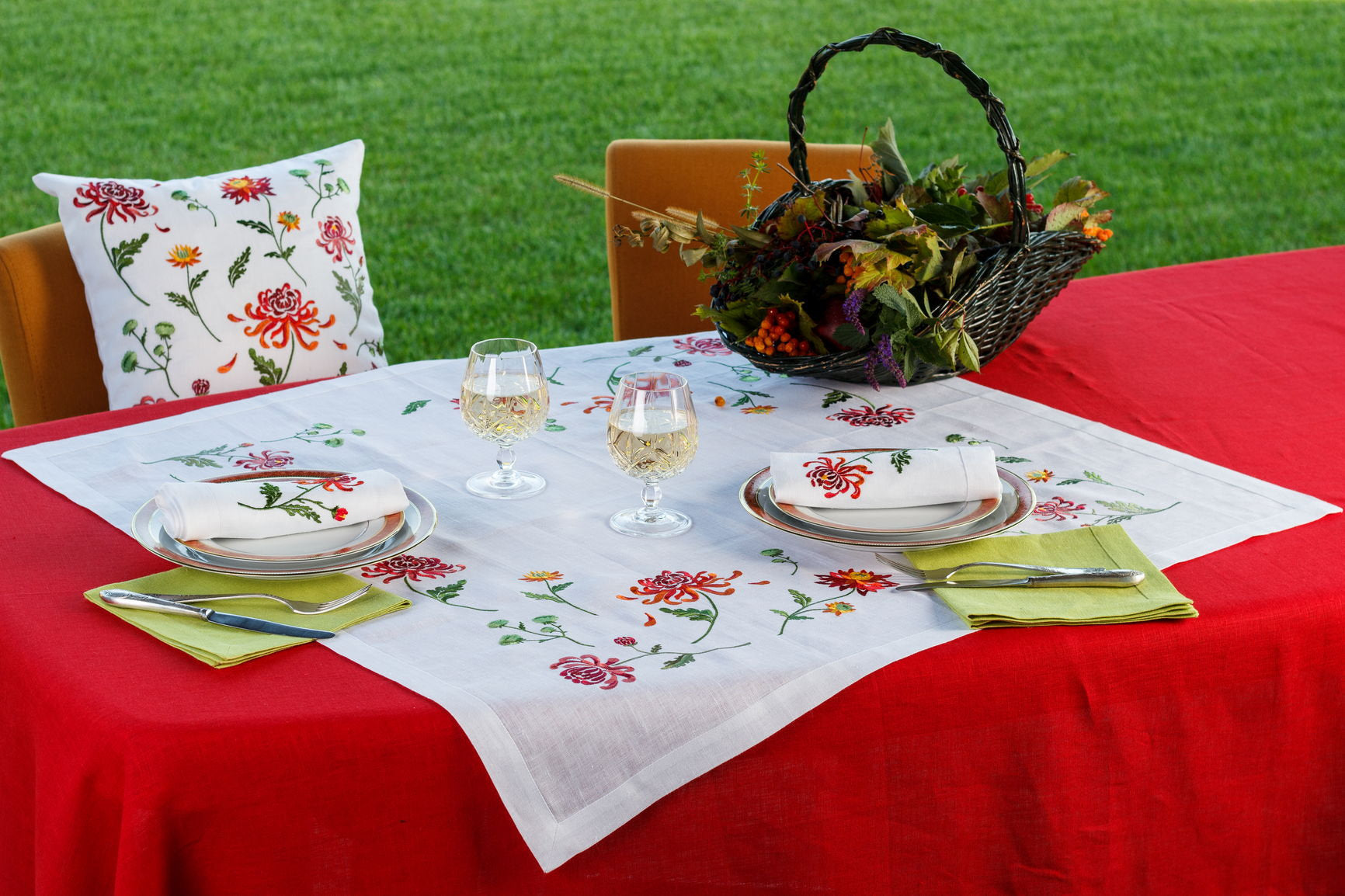 90x90 CM Ukrainian Embroidered Tablecloth – Perfect for Any Occasion
