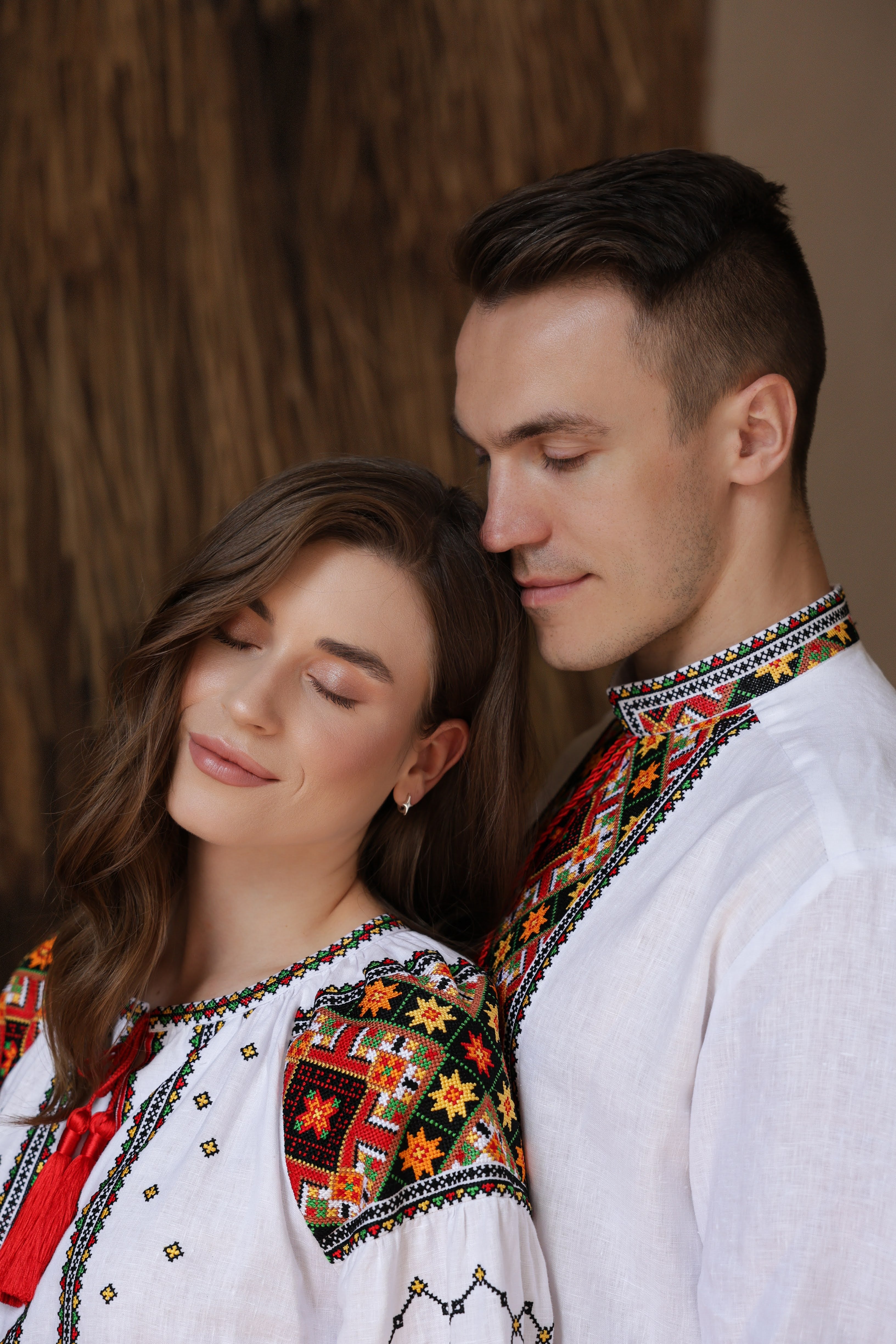 Elegante weiße Leinenbluse bestickt Ukrainische Langarm
