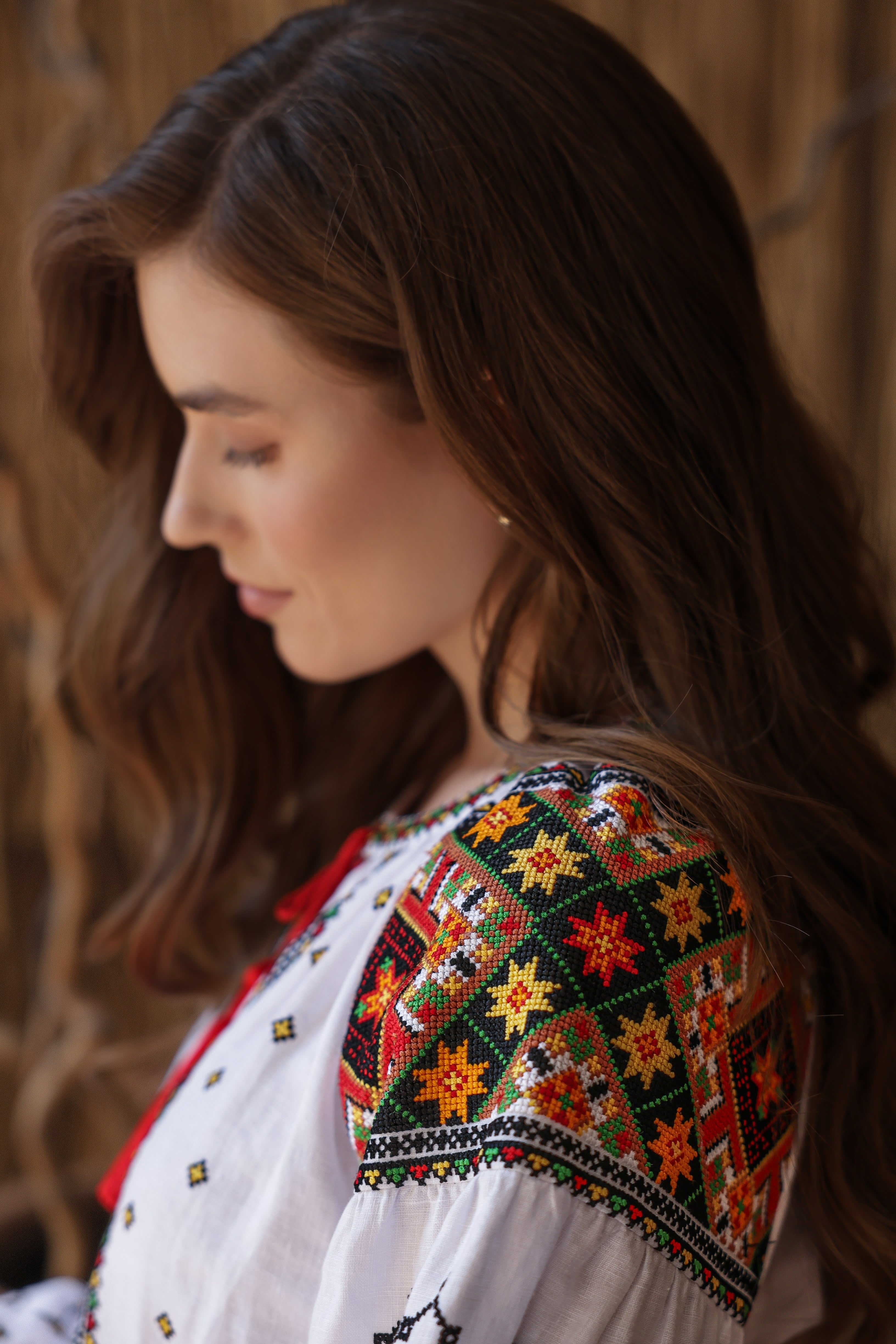 Elegante weiße Leinenbluse bestickt Ukrainische Langarm