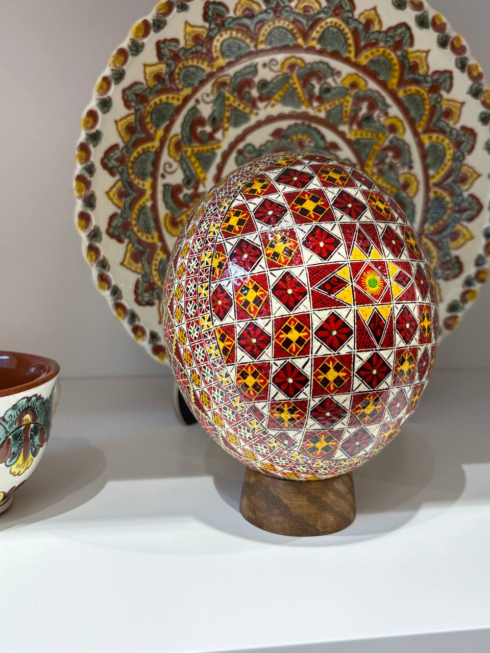 Ukrainisches handbemaltes Straußenei als Pysanka für Ostern