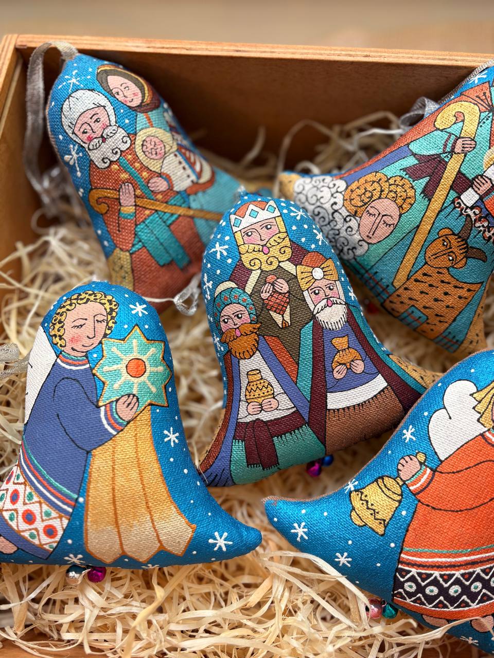Julgransdekorationsset med trälåda - textilklockor från Karpaterna