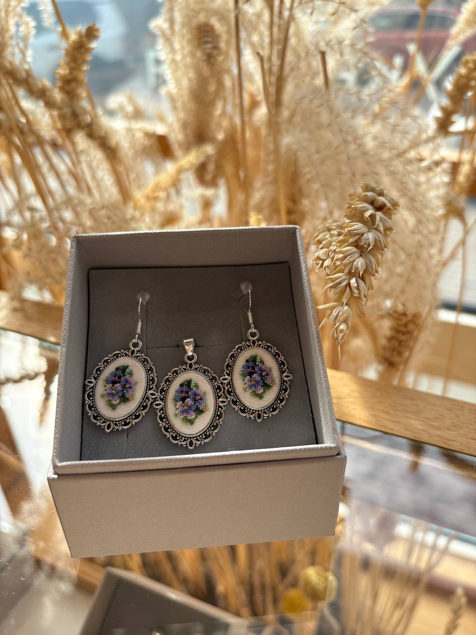 Set Embroidered Pendant and Earrings Violet